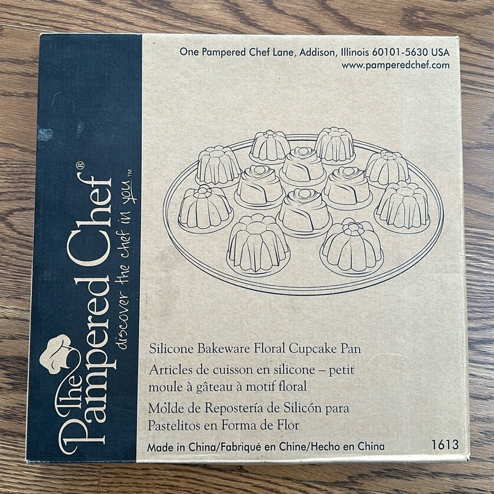 Pampered Chef Silicone Bakeware Floral Cupcake Pan